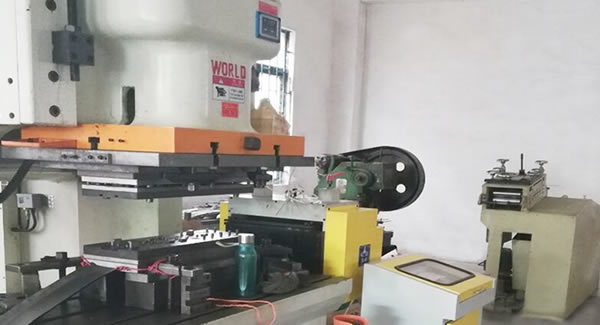 廣有五金新增合頁生產(chǎn)設(shè)備,能生產(chǎn)8-10MM厚度的合頁