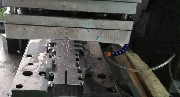 精業(yè)求精、用心生產(chǎn)高品質(zhì)高效率的東莞合頁,東莞鉸鏈,東莞不銹鋼合頁