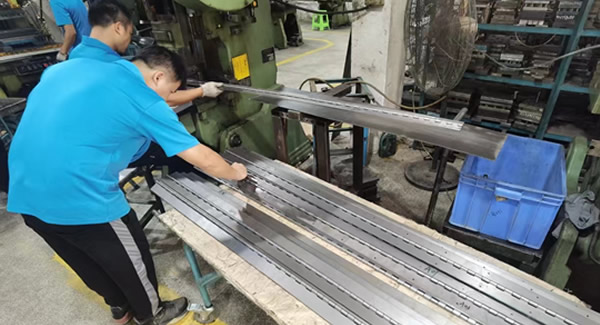 合頁(yè)的平直順，穩(wěn)定與和諧的象征|廣有五金&東莞合頁(yè)